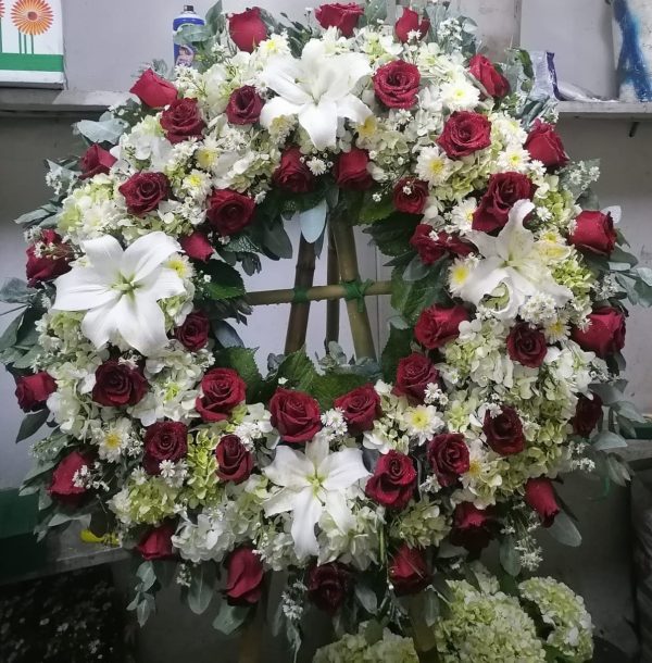 Corona de Rosas Rojas y Liliun y Pompones Blancos