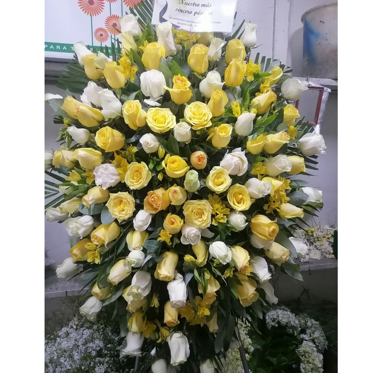 Trípode de Rosas Amarillas y Rosas Blancas