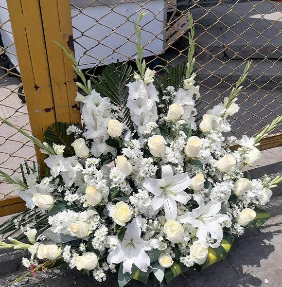 Arreglo fúnebre Rosas, Liliun y Gladiolos blancos