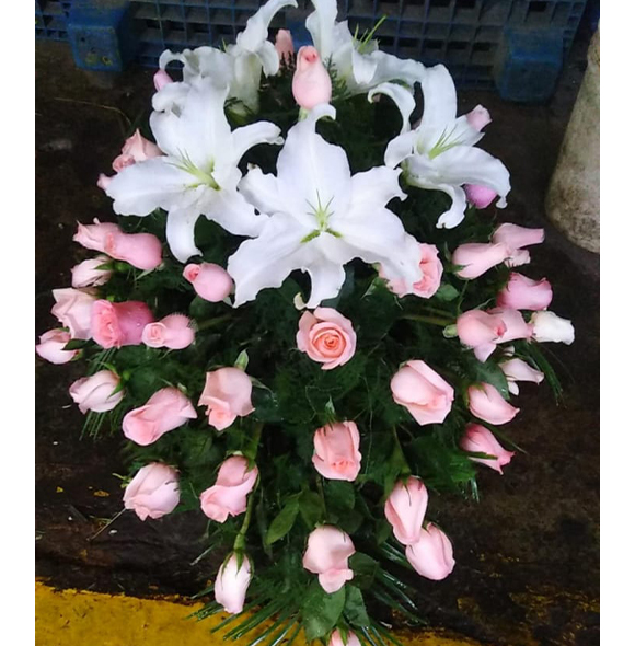 Manto de Liliun blanco y Rosas rosadas